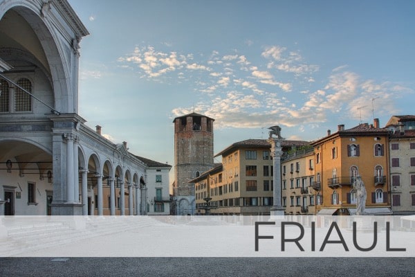 Region Friaul mit Blick über den Piazza in Udine
