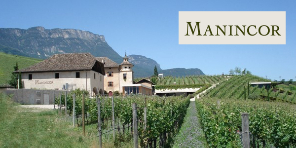Weingut Manincor mit Kellerei und Weinbergen im Vordergrund