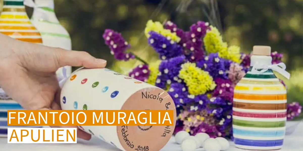 Bild mit Keramikflaschen und Blumen von Frantoio Muraglio aus Apulien